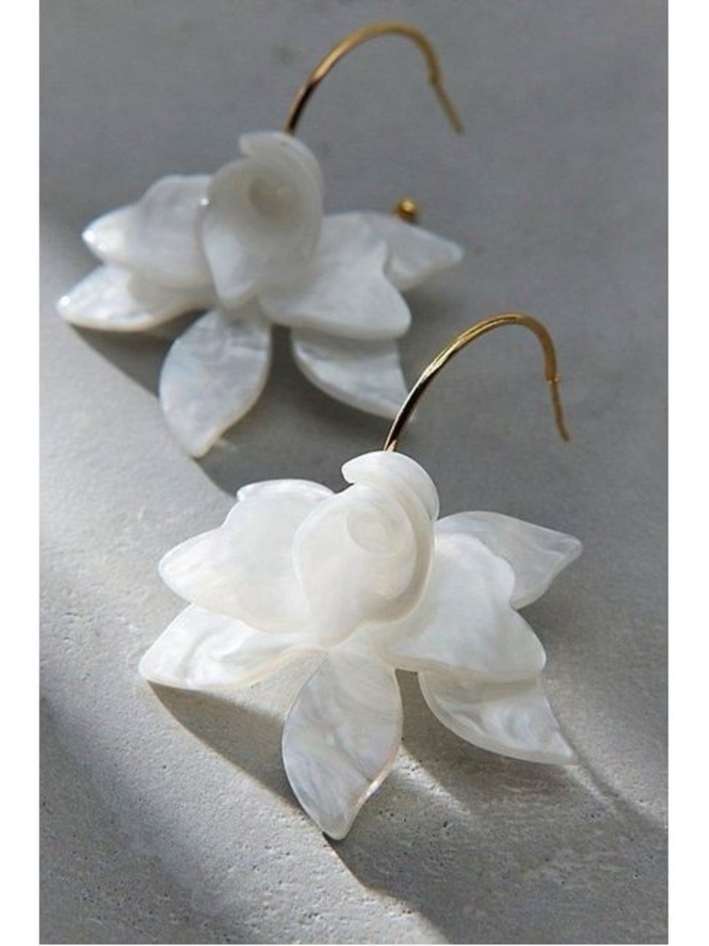 UO Juno Bloom Flower Hoop Earrings in Pearl